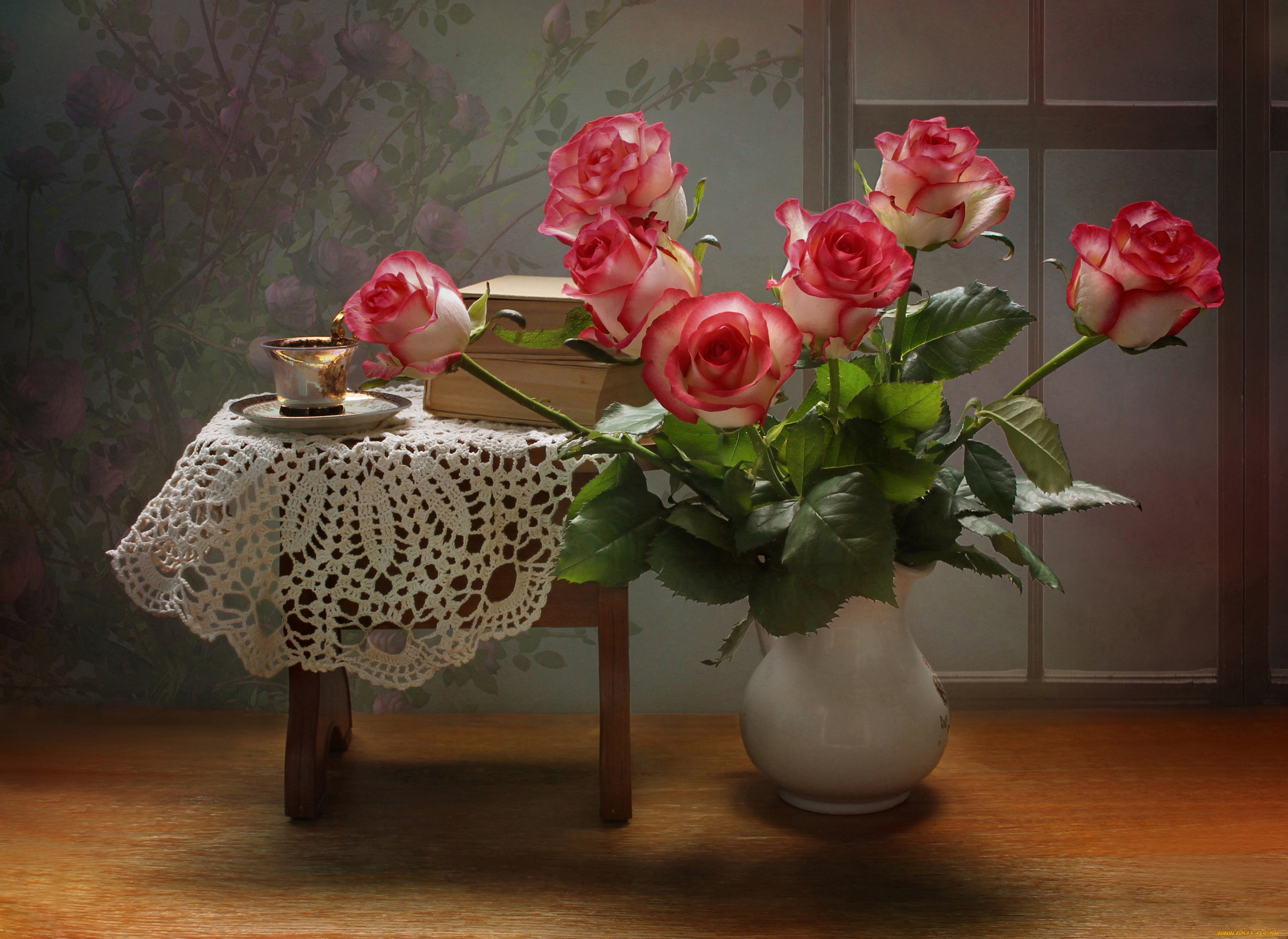 Цветы в вазе на столике